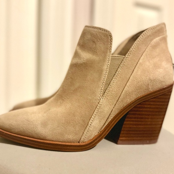 Vince Camuto
Suede Ankle pointed booties - Picture 3 of 8
